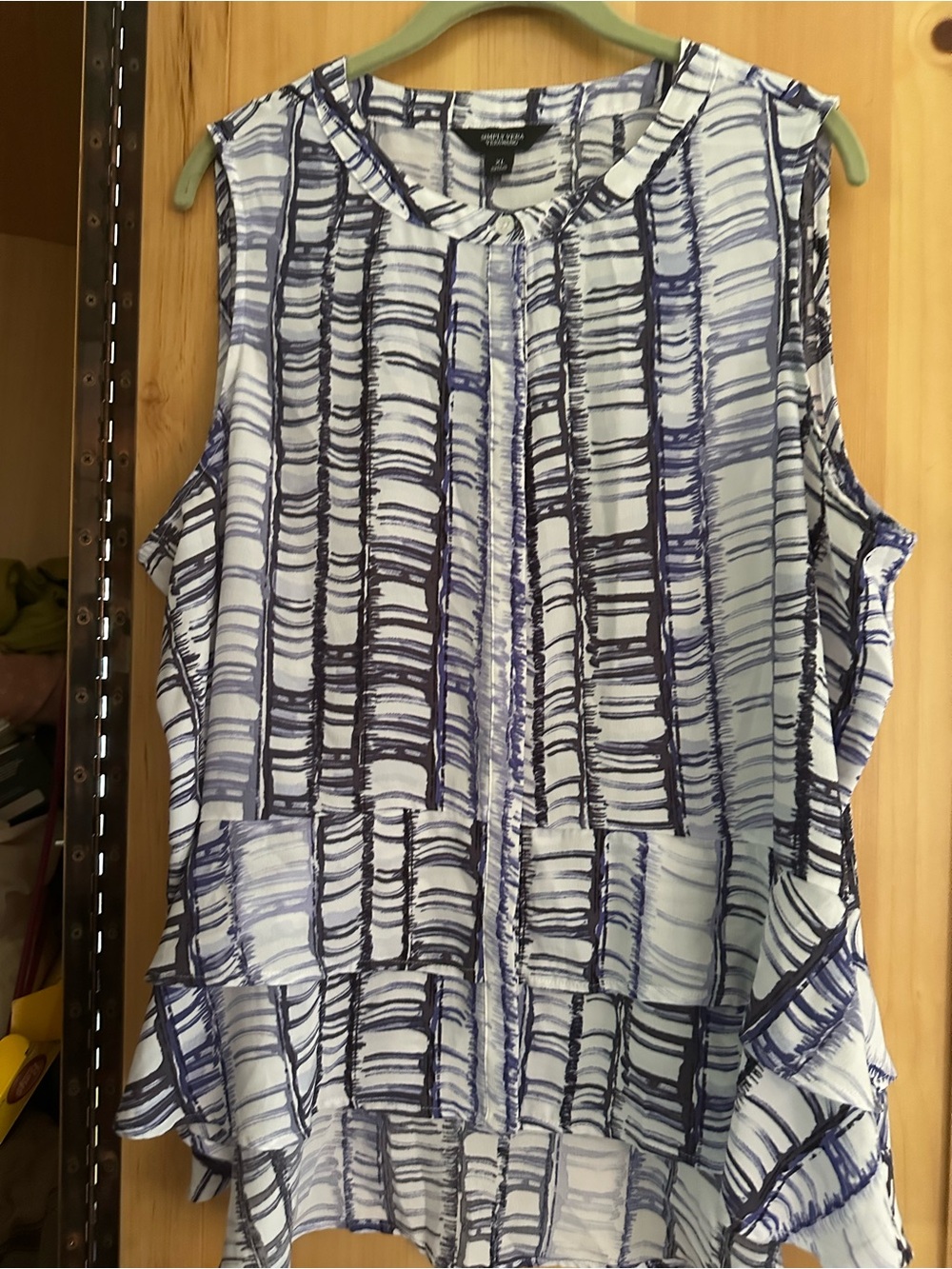 Simply Vera Vera Wang Blue and White Abstract Sleeveless Camisole - Picture 4 of 7
